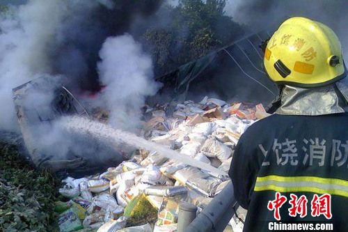 8月1日6時(shí)左右，滬昆高速上饒段一貨車側(cè)翻著火，駕駛室燒成空殼。圖為現(xiàn)場一片狼藉，貨物散落一地。吳兵章 攝